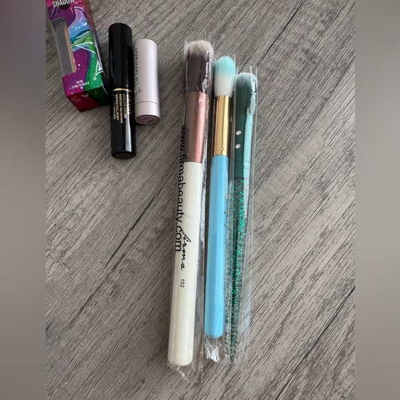 Make Up Bundle Eyeshadow Lip Treatment Brushes
Set of 6 - Picture 3 of 14